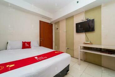 هتل Redliving Apartemen Green Lake View Ciputat Hanna Property Tower B