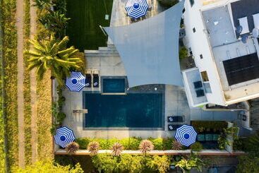Beachcomber By Avantstay Elegant Modern Estate W Pool Hot Tub Outdoor Dining