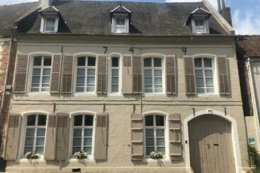 تختخواب و صبحانه Aux Remparts De Montreuil