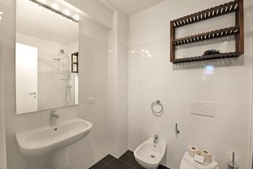 Santi Apartment Few Min From Lake Happy Rentals