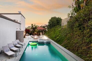 آپارتمان‌های توریست‌ها Villa Valencia By Avantstay Entertainers Dream W/ Outdoor Kitchen, Spa & Views