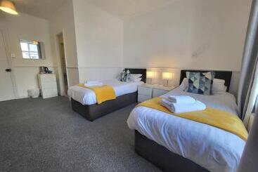 Beach Hotel Torbay B&b