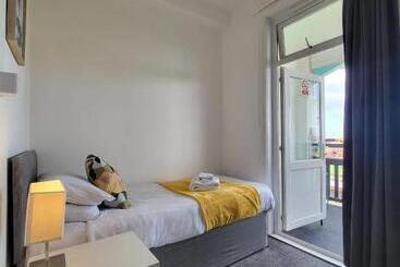 Beach Hotel Torbay B&b