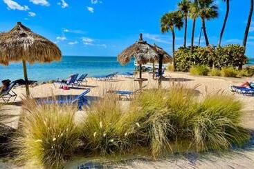 Amazing Waterfront Views Resort, Enjoy Heated Pool & Sunset!
