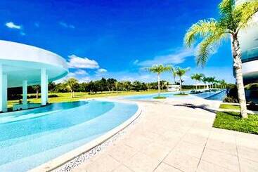 Luxury Apartment With Pool And Golf View
