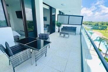 Luxury Apartment With Pool And Golf View
