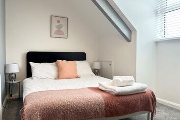 Spacious Home Near Seafront & Train Station 5 Bed Sleeps 10  Central Penzance