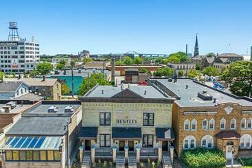 The Bentley Condotel In Historic Walker’s Point W/ Garage + Yard