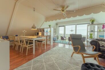 Great 3 Br Loft Apt / Views / Free Parking