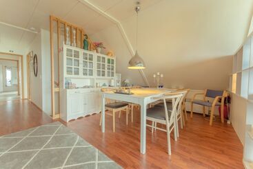 Great 3 Br Loft Apt / Views / Free Parking