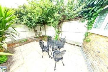 Charming 2 Bed House In London