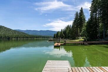 Doc Roy S Legacy On Fish Lake Home By Nw Comfy Cabins By Redawning
