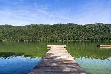 Doc Roy S Legacy On Fish Lake Home By Nw Comfy Cabins By Redawning