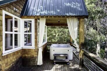 Doc Roy S Legacy On Fish Lake Home By Nw Comfy Cabins By Redawning