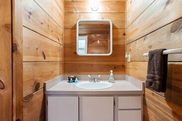 Doc Roy S Legacy On Fish Lake Home By Nw Comfy Cabins By Redawning