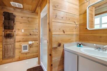 Doc Roy S Legacy On Fish Lake Home By Nw Comfy Cabins By Redawning