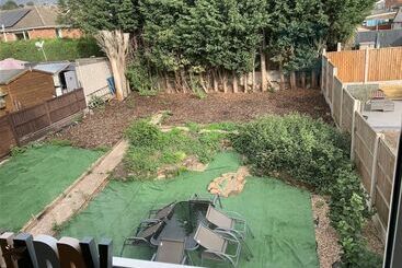 Crowthorne House, Beautiful 3 Bedroom Home For Upto 8 Guests, With Sofa Bed Cul De Sac With Private