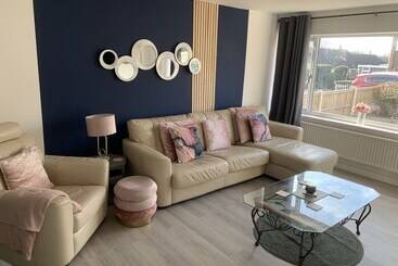 Crowthorne House, Beautiful 3 Bedroom Home For Upto 8 Guests, With Sofa Bed Cul De Sac With Private