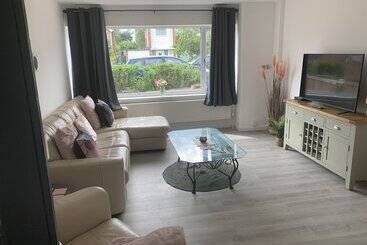 Crowthorne House, Beautiful 3 Bedroom Home For Upto 8 Guests, With Sofa Bed Cul De Sac With Private