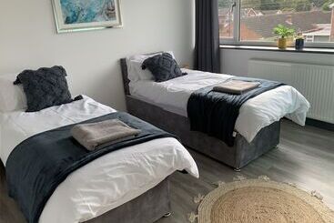 Crowthorne House, Beautiful 3 Bedroom Home For Upto 8 Guests, With Sofa Bed Cul De Sac With Private