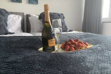 Crowthorne House, Beautiful 3 Bedroom Home For Upto 8 Guests, With Sofa Bed Cul De Sac With Private
