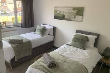Crowthorne House, Beautiful 3 Bedroom Home For Upto 8 Guests, With Sofa Bed Cul De Sac With Private