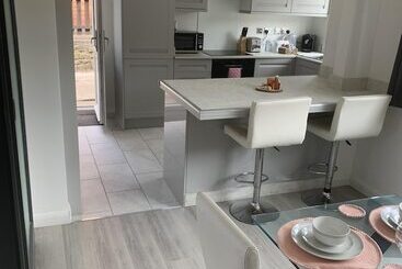 Crowthorne House, Beautiful 3 Bedroom Home For Upto 8 Guests, With Sofa Bed Cul De Sac With Private