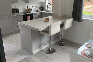 Crowthorne House, Beautiful 3 Bedroom Home For Upto 8 Guests, With Sofa Bed Cul De Sac With Private
