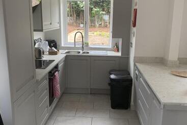 Crowthorne House, Beautiful 3 Bedroom Home For Upto 8 Guests, With Sofa Bed Cul De Sac With Private