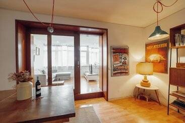 Sunny & Bright Duplex By Vacationy