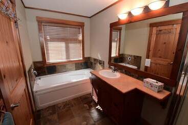 Towering Pines Chalet Comfortable And Cozy Chalet With Spectacular Views