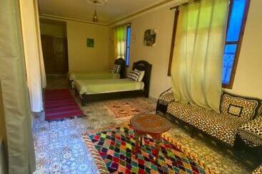 تختخواب و صبحانه Dar Tirardine