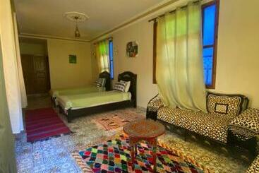 تختخواب و صبحانه Dar Tirardine