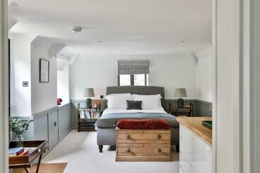 The Bothy Beverston Castle