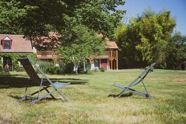 تختخواب و صبحانه Domaine De Montizeau
