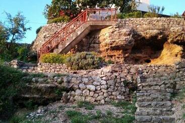 پانسیون Villa The Cave