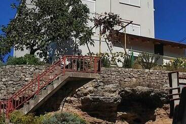 پانسیون Villa The Cave