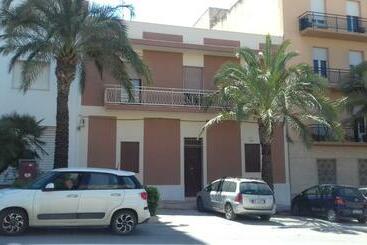 تختخواب و صبحانه Lottie S House