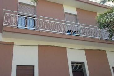 تختخواب و صبحانه Lottie S House