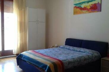تختخواب و صبحانه Lottie S House