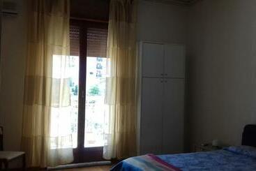 تختخواب و صبحانه Lottie S House
