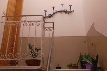 تختخواب و صبحانه Lottie S House