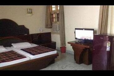 هتل Zeal Guest House By Wb Inn