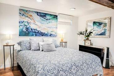 Cozy Apartment Minutes From Downtown