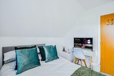 The Courtyard   Charming Boutique Hotel With Parking