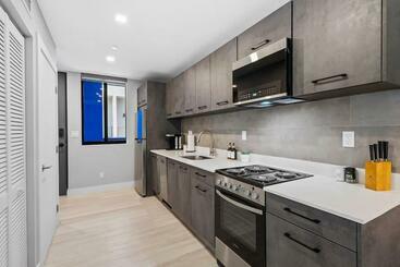 Pretty Rola 202 Modern Industrial Apt W King Bed