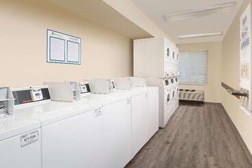 هتل Woodspring Suites Huntsville/ Madison