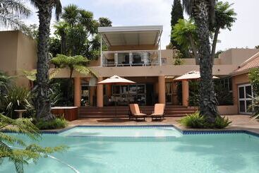 Пансион Crane's Nest Guest House & Spa @ 313