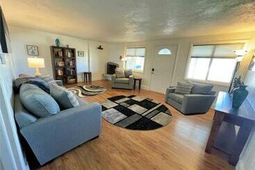 Жильё для туристов 7 Bedroom Home With Views Of The Rocky Mountains