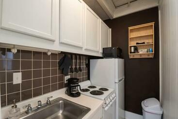 Cute And Cozy Studio Apt Minutes From Drake